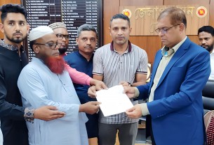 ভোলায় শিল্প মেলা বন্ধের দাবিতে       ব্যবসায়ীদের স্বারকলিপি