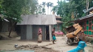 লালমোহনে বাড়ির উঠানে জোরপূর্বক ঘর উত্তলন করার অভিযোগ