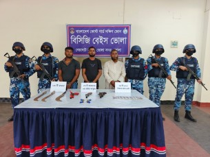 দৌলতখানে কোষ্টগার্ডের অভিযান ৩টি আগ্নেঅস্ত্র ৪ রাউন্ড গুলিসহ ৩ ডাকাত গ্রেফতার