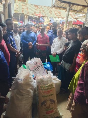 বোরহানউদ্দিনে নিষিদ্ধ পলিথিন জব্দ ও জরিমানা