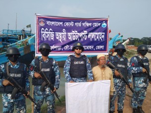 লালমোহনে ৯টি অবৈধ ট্রলিং বোট জব্দ করেছে কোস্ট গার্ড