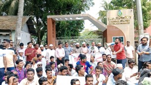 ভোলায় ঘরে গ্যাস সংযোগ ও মেডিকেল কলেজ হাসপাতাল স্থাপনসহ ৫ দফা দাবীতে মানববন্ধন বিক্ষোভ সড়ক অবরোধ