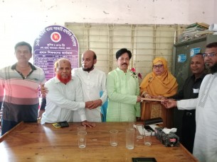 জেলা পরিষদের মার্কেটের ছাদে বিদ্যুৎস্পৃষ্টে আহত স্কুল শিক্ষার্থীর চিকিৎসার জন্য অনুদান দিলেন : মেজর হাফিজ