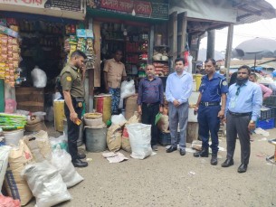 লালমোহনে নিষিদ্ধ পলিথিন বিক্রি তিন ব্যবসায়ীকে জরিমানা