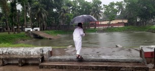 ভোলায় টানা বৃষ্টিতে রাস্তাঘাটে কাঁদা পানি কৃষকরা শঙ্কায়