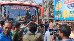 ভোলার অভ্যন্তরীণ রুটে ২৪ ঘন্টা বাস ধর্মঘটে যাত্রীদের চরম ভোগান্তি