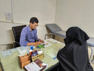 লালমোহন উপজেলা স্বাস্থ্য কমপ্লেক্স বহির্বিভাগের রোগীদের সেবায় এক চিকিৎসক