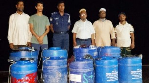 লালমোহনে ১০ লাখ চিংড়ির রেণু জব্দ, আটক-৫