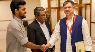 আসিফকে পাশে রেখে বিএনপিকে কী বার্তা ড. ইউনূসের?