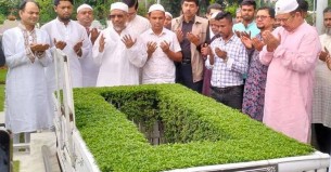 আরাফাত রহমান কোকোর কবর জিয়ারত করলেন বাবর