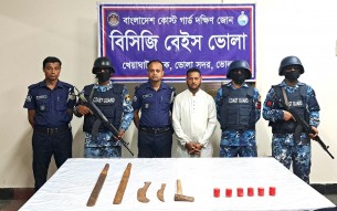 ভোলায় ৬টি হাতবোমা ও ৫টি দেশীয় অস্ত্র উদ্ধার ,আটক-১