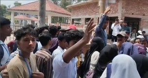 লালমোহনে নিরাপদ ক্যাম্পাসের দাবিতে সরকারি শাহবাজপুর কলেজ শিক্ষার্থীদের সড়ক অবরোধ