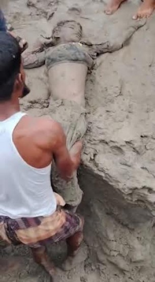 মনপুরায় বেড়ীবাঁধের বালুর স্তুপ থেকে শিশুর মরদেহ উদ্ধার