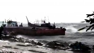 ঘূর্ণিঝড় শক্তি ও মন্থার প্রভাবে ভোলার সব রুটে লঞ্চ ও ফেরি চলাচল বন্ধ