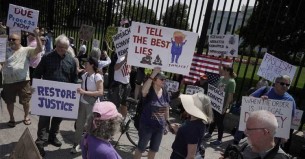 মে দিবসে যুক্তরাষ্ট্রজুড়ে ট্রাম্পবিরোধী বিক্ষোভ