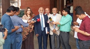 আ. লীগ নিষিদ্ধের বিষয়ে সিদ্ধান্ত নেবে জনগণ: মঈন খান