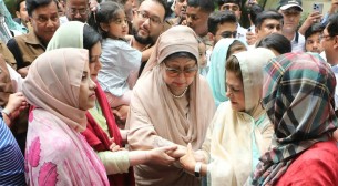 দুই পুত্রবধূকে নিয়ে পায়ে হেঁটে বাসায় ঢুকলেন খালেদা জিয়া