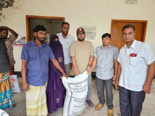 ঝড়ে ক্ষতিগ্রস্থদের পাশে বোরহানউদ্দিনের ইউএনও