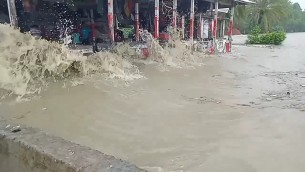 ভোলায় ঝড়ের আঘাতে ঘর বাড়ি বিধ্বস্ত বাঁধ ভেঙে পানিবন্ধ মানুষ ভেসেগেছে অসংখ্য গরু মহিষ