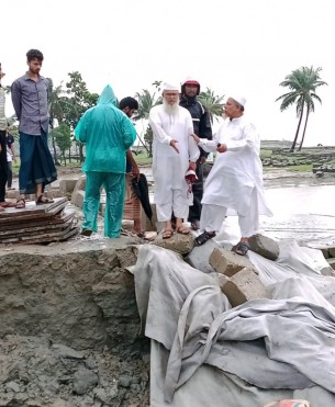 তজমদ্দিনে ক্ষতিগ্রস্ত বেড়িবাধ পরিদর্শন  করলেন জামায়াতে জেলা সেক্রেটারী কাজী মাওলানা হারুনুর রশিদ