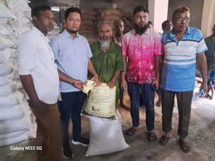 তজুমদ্দিনে জেলেদের মাঝে চাল বিতরণ
