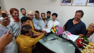 লালমোহনে বিএনপি নেতাদের সঙ্গে বাস্তুহারা দলের নেতাকর্মীদের ফুলেল শুভেচ্ছা বিনিময়
