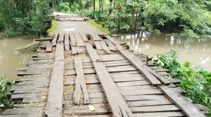 ব্রিজের ওপর কাঠের পাটাতন তৈরি করে যাতায়াত