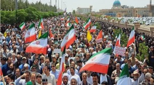 ইসরায়েলি হামলার প্রতিবাদে তেহরানের রাস্তায় হাজার হাজার মানুষ