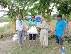 মনপুরার কলাতলীতে আতি জোয়ারে ক্ষতিগ্রস্ত পরিবারের মাঝে ত্রাণ বিতরণ