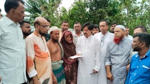 লালমোহনে ঘূর্ণিঝড়ে ক্ষতিগ্রস্থদের মাঝে মেজর হাফিজের আর্থিক সহায়তা