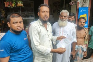 লালমোহনে ১১ দিনে মাসের বিল নিয়ে গ্রাহকের তোপের মুখে পল্লী বিদ্যুতের স্টাফ