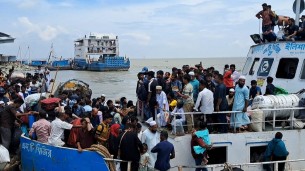 ইলিশা ঘাটে কর্মস্থলে ফেরা যাত্রীদের ঢল হুড়োহুড়ি করে সি-ট্রাকে উঠতে গিয়ে নদীতে পড়ে গেলো এক যাত্রী
