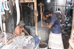 ভোলায় ঈদুল আজহা সামনে রেখে কর্মব্যাস্ত কামাররা