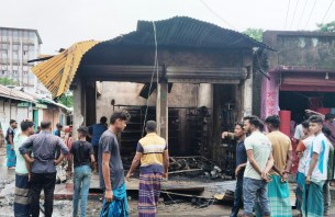 লালমোহনে অগ্নিকাণ্ডে পুড়ে গেছে ৪ ব্যবসাপ্রতিষ্ঠান