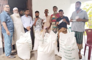 লালমোহনে স্বচ্ছতা নিশ্চিতের মাধ্যমে জেলেদের মাঝে চাল বিতরণ