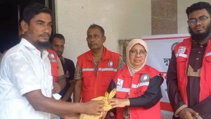 ভোলায় দুস্থ পরিবারের মাঝে রেড ক্রিসেন্ট সোসাইটির কোরবানির মাংস বিতরন