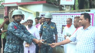 ভোলায় নৌ বাহিনীর মাদক বিরোধী  লিফলেট বিতরণ