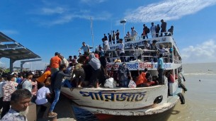 ভোলার লঞ্চ ঘাটে কর্মস্থলে ফেরা যাত্রীদের উপচে পড়া ভীড়