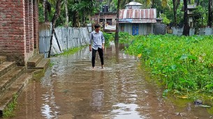 লালমোহনে জান্নাতুন নাঈম জামে মসজিদের সামনে রাস্তাটি জলাবদ্ধতায় পুকুরে পরিণত