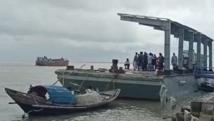 ভোলায় ৬ রুটে লঞ্চ চলাচল বন্ধ মেঘনায় অবৈধ ট্রলারে যাত্রী পারাপার দুর্ঘটনার আশঙ্কা