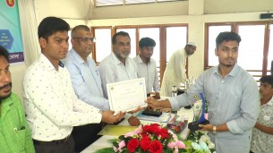 ভোলায় কৃতি শিক্ষার্থীদের সংবর্ধনা শিক্ষা সহায়তার নগদ ক্রেস্ট ও সার্টিফিকেট বিতরণ