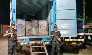 ভোলা থেকে পাচা‌রের সময় ৩৭ ব‌্যা‌রেল চোরাই সয়া‌বিন তেল জব্দ ।। আটক ১