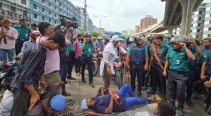 নগরে চলতে দেওয়ার ‘আবদার’ নিয়ে বাইরের সিএনজিচালকদের সড়ক অবরোধ, যানজট