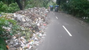 লালমোহনে প্রধান সড়কের পাশেই পৌরসভার ময়লা, ভোগান্তিতে এলাকাবাসী