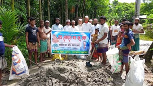 লালমোহনে নাগরিক উন্নয়ন ফোরামের সৌজন্যে রাস্তা মেরামতের জন্য বালু প্রদান