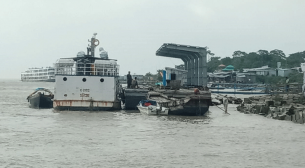 দুর্যোগপূর্ণ আবহাওয়ায় ভোলার ১০ রুটে লঞ্চ চলাচল বন্ধ