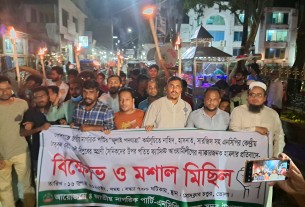 গোপালগঞ্জে এনসিপির পদযাত্রায় হামলার প্রতিবাদে ভোলায় মশাল মিছিল বিক্ষোভ