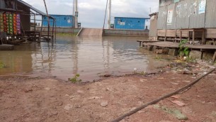 ফেরী ঘাটের গ্যাংওয়ের উপরে কোমর সমান পানি যাত্রীদের ভোগান্তি