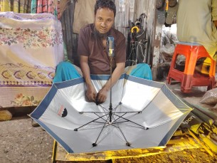 বৃষ্টি এলে ব্যাস্ততা বাড়ে ছাতা কারিগরদের