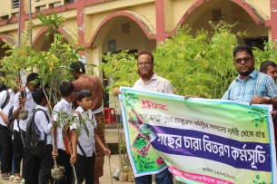 তজুমদ্দিনে শিক্ষার্থী ও পাঠাগারে দেড় হাজার ফলজ-ঔষধী চারা বিতরণ